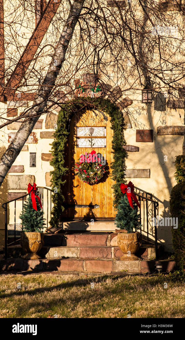 Christmas wreath, winter front door, house front door wreath, New Jersey, USA, Fs 13.80. 300 ppi vintage Christmas pt welcome US PT Stock Photo
