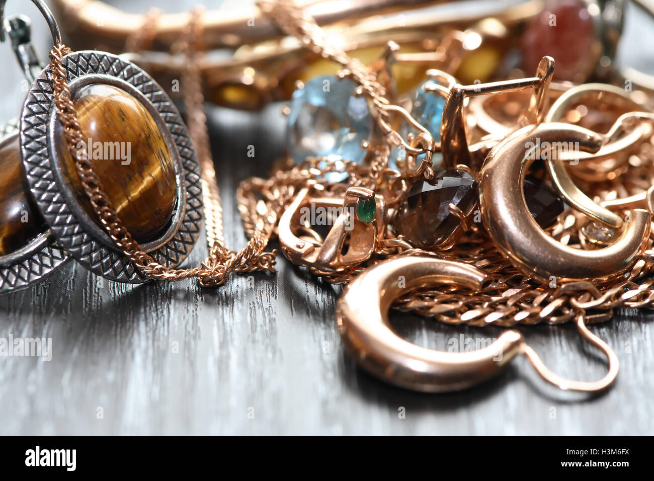 Gold treasure jewelry hi-res stock photography and images - Alamy