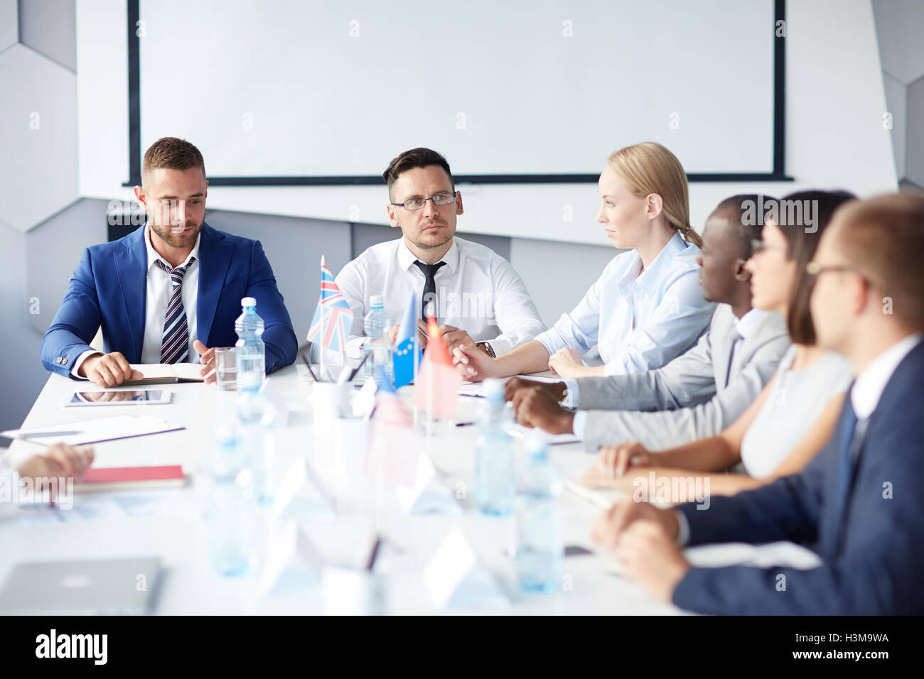 Delegates sitting hi-res stock photography and images - Alamy