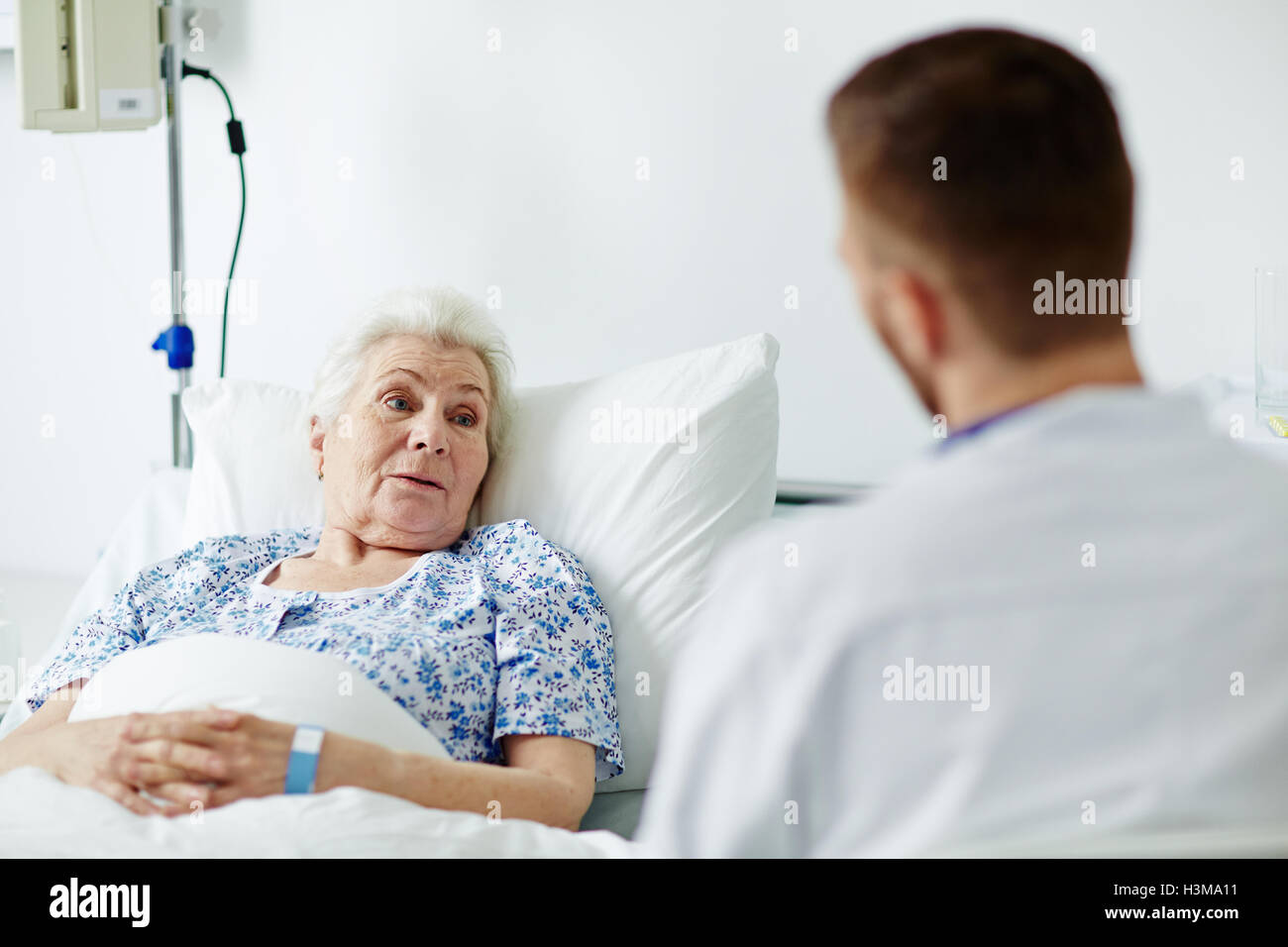 Senior doctor talking elderly woman hi-res stock photography and images ...