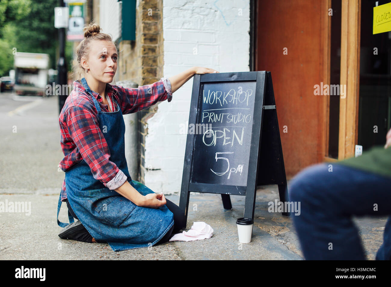 Kneeling young woman hi-res stock photography and images - Alamy