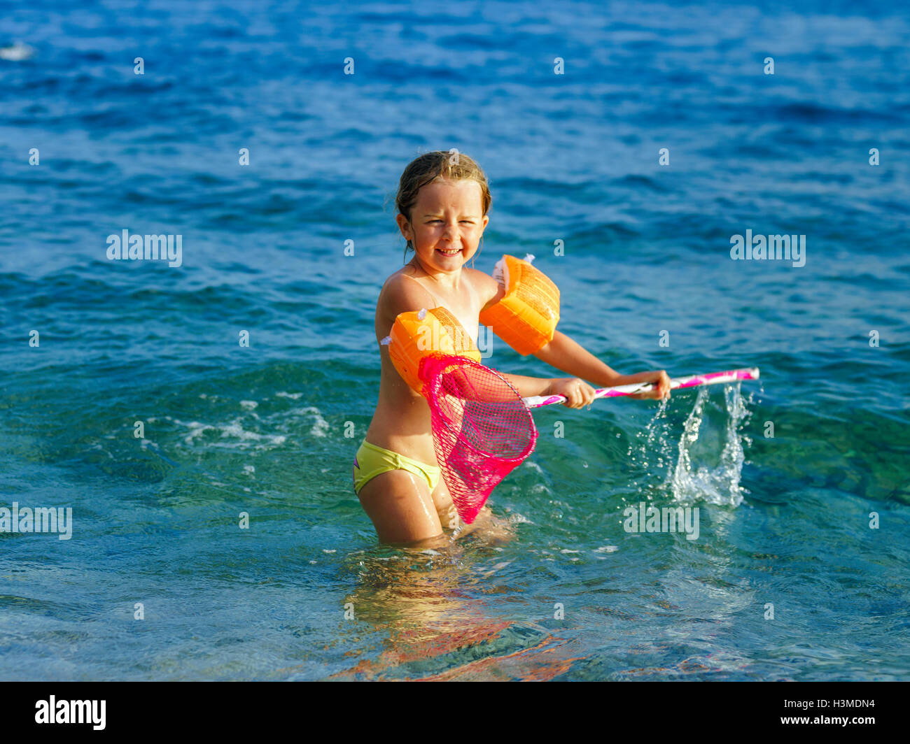 Девочка 12 лет купается. Купание девочек на море. Девочка купается в море. Девочка 7 лет купается в море. Дети купаются в море.