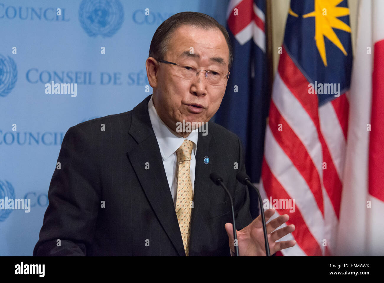 New York, USA. 10th Oct, 2016. Following upon his return from a round of official visits abroad, United Nations Secretary-General Ban Ki-moon spoke with the press at the Security Council stakeout at UN Headquarters in New York, NY, USA to discuss the recent developments in the war in Yemen, the humanitarian crisis in Haiti in the wake of Hurricane Matthew and the failure of the Security Council to enact a cessation of hostilities resolution at its emergency meeting (October 8) regarding Aleppo. Credit:  Albin Lohr-Jones/Pacific Press/Alamy Live News Stock Photo