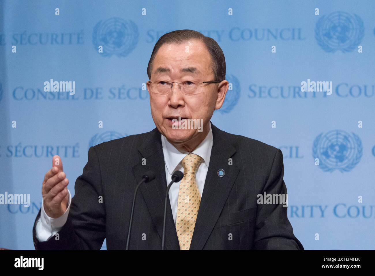 New York, USA. 10th Oct, 2016. Following upon his return from a round of official visits abroad, United Nations Secretary-General Ban Ki-moon spoke with the press at the Security Council stakeout at UN Headquarters in New York, NY, USA to discuss the recent developments in the war in Yemen, the humanitarian crisis in Haiti in the wake of Hurricane Matthew and the failure of the Security Council to enact a cessation of hostilities resolution at its emergency meeting (October 8) regarding Aleppo. Credit:  Albin Lohr-Jones/Pacific Press/Alamy Live News Stock Photo