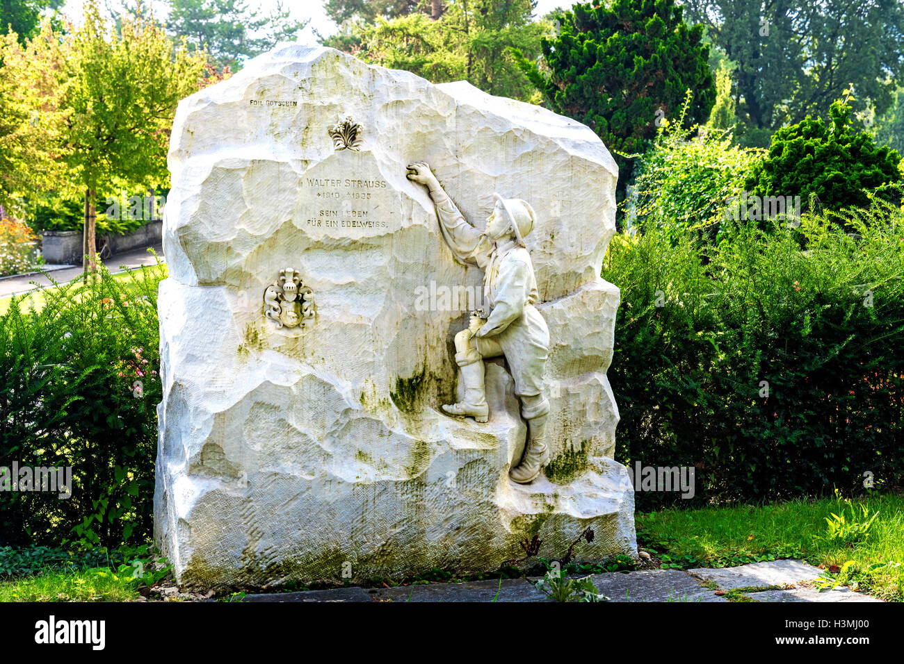 Grabstein , Schweizer Friedhof für einen Jungen der bei der Edelweißsuche abstürzte; grave of a boy looking for edelweiss Stock Photo