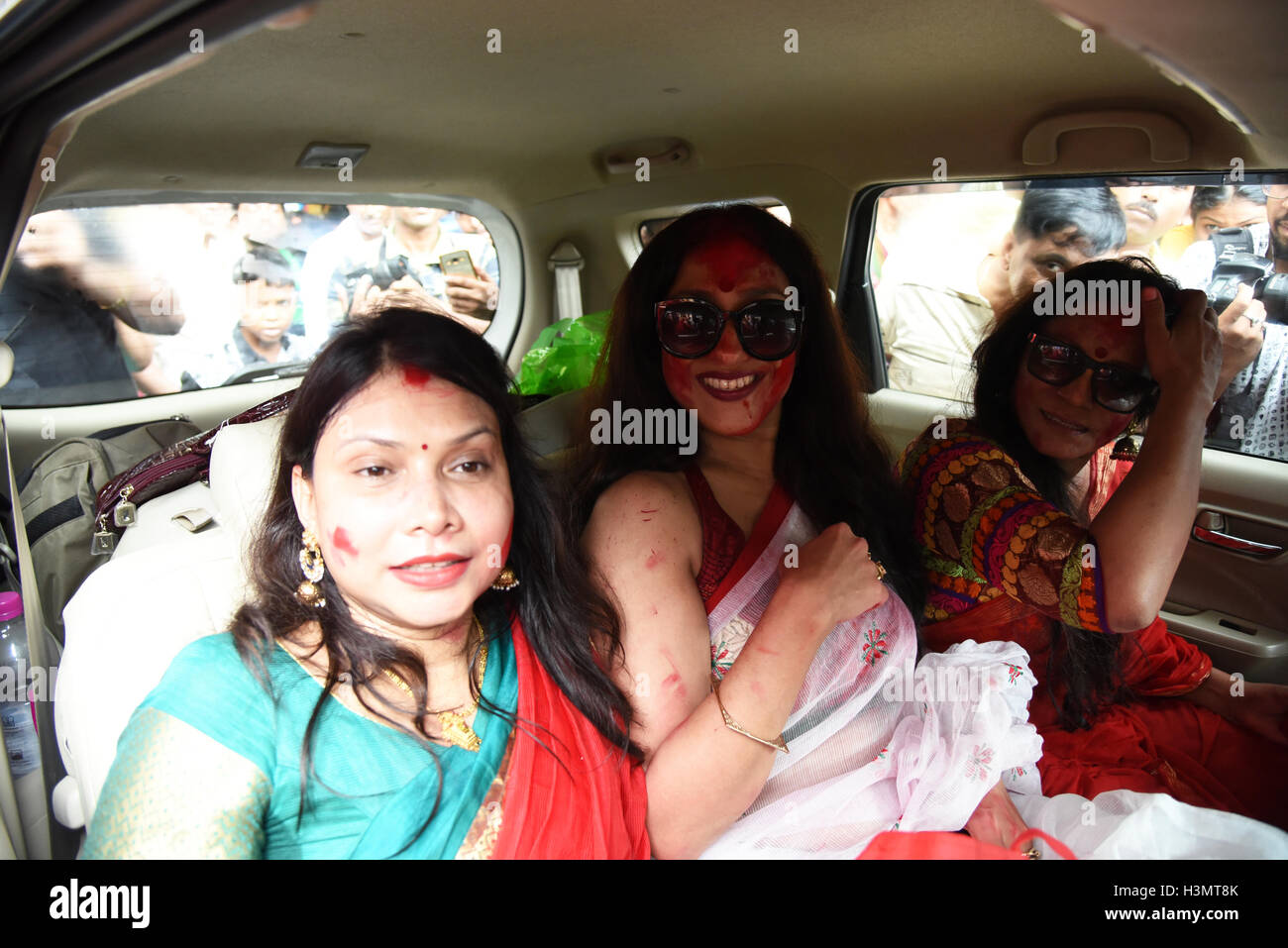 Kolkata, India. 11th October, 2016. Bengalis celebrates last day of Durga Puja in Kolkata. On this occasion Bengali women smear Sindur or vermilion on each other's faces for a better future. Actress Rituparna Sengupta participates in Sindoor Khela at Bagbazar Sarbajanin Durgotsab. Credit:  PACIFIC PRESS/Alamy Live News Stock Photo