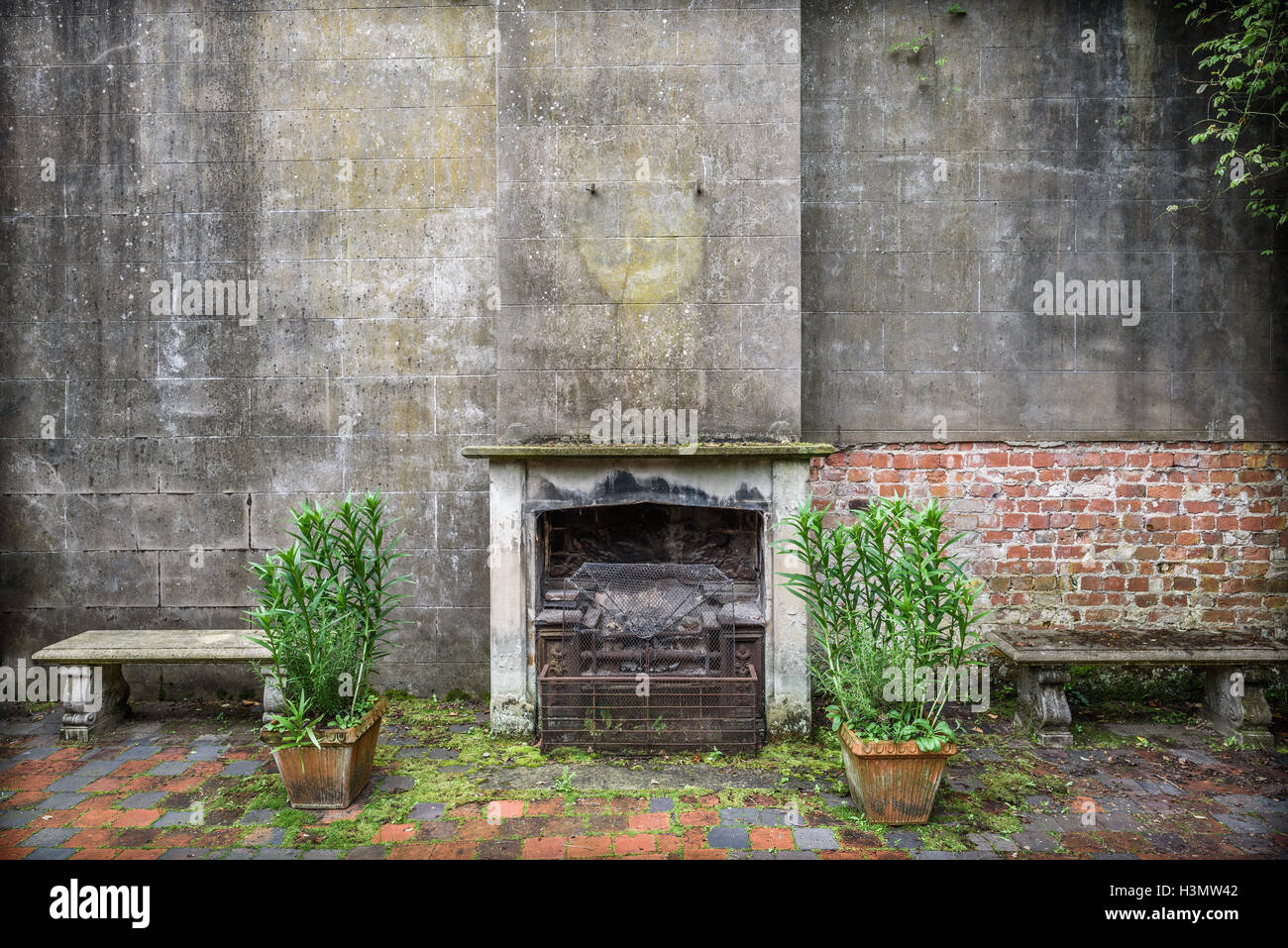 Old brick fireplace hi-res stock photography and images - Alamy