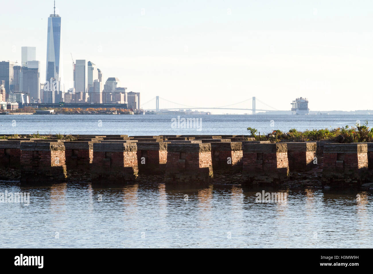 Scenic view of the New York Manhattan skyline seen from across the Hudson River in Edgewater, New Jersey. Stock Photo