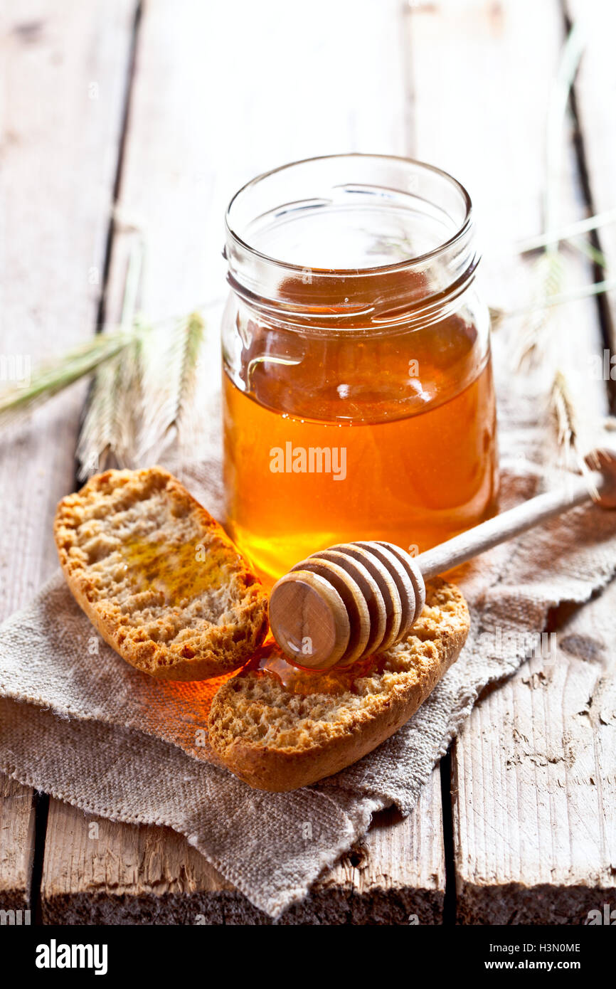 crackers and honey Stock Photo - Alamy