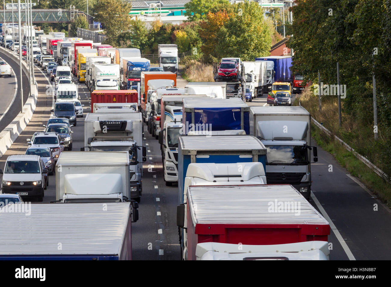 M1 motorway, Northamptonshire, 10th October 2016. Serious Collision Northbound between Junction 16 and 17 this morning causing the motorway to be closed, traffic has been very slow all day and heavy congestion late this afternoon for commuter traffic heading North. Credit:  Keith J Smith./Alamy Live News Stock Photo