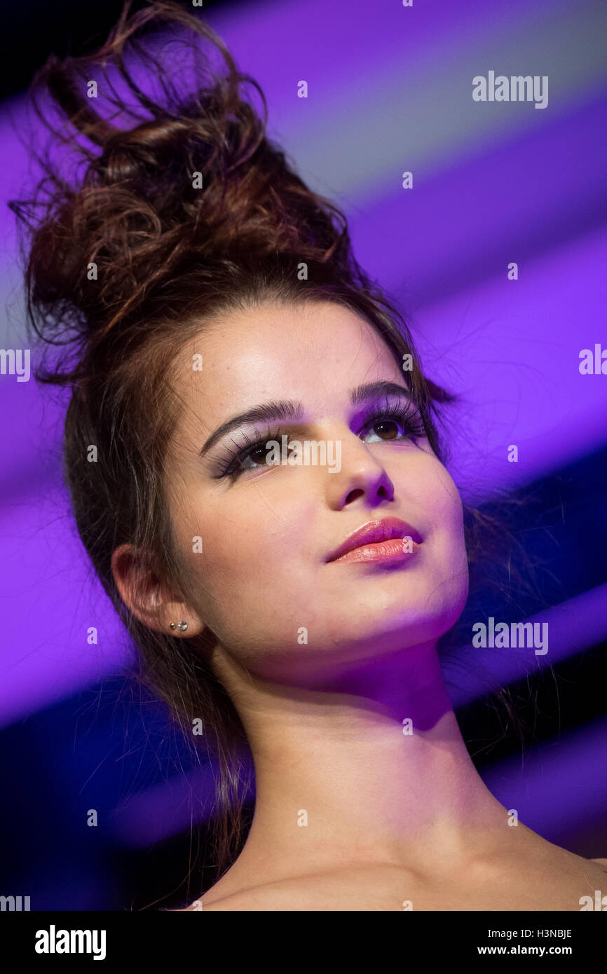 Nuremberg, Germany. 10th Oct, 2016. Model Paula presents a hairstyle trend for the Autumn and Winter 2016 season at the trade fair 'Haare 2016' in Nuremberg, Germany, 10 October 2016. Photo: DANIEL KARMANN/dpa/Alamy Live News Stock Photo