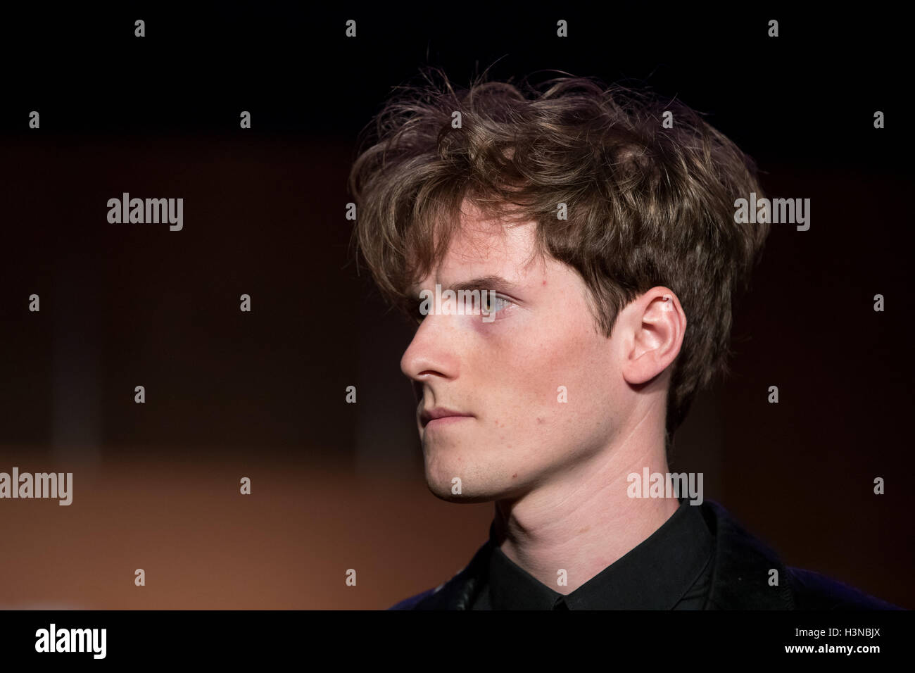 Nuremberg, Germany. 10th Oct, 2016. Model Janek presents a hairstyle trend for the Autumn and Winter 2016 season at the trade fair 'Haare 2016' in Nuremberg, Germany, 10 October 2016. Photo: DANIEL KARMANN/dpa/Alamy Live News Stock Photo