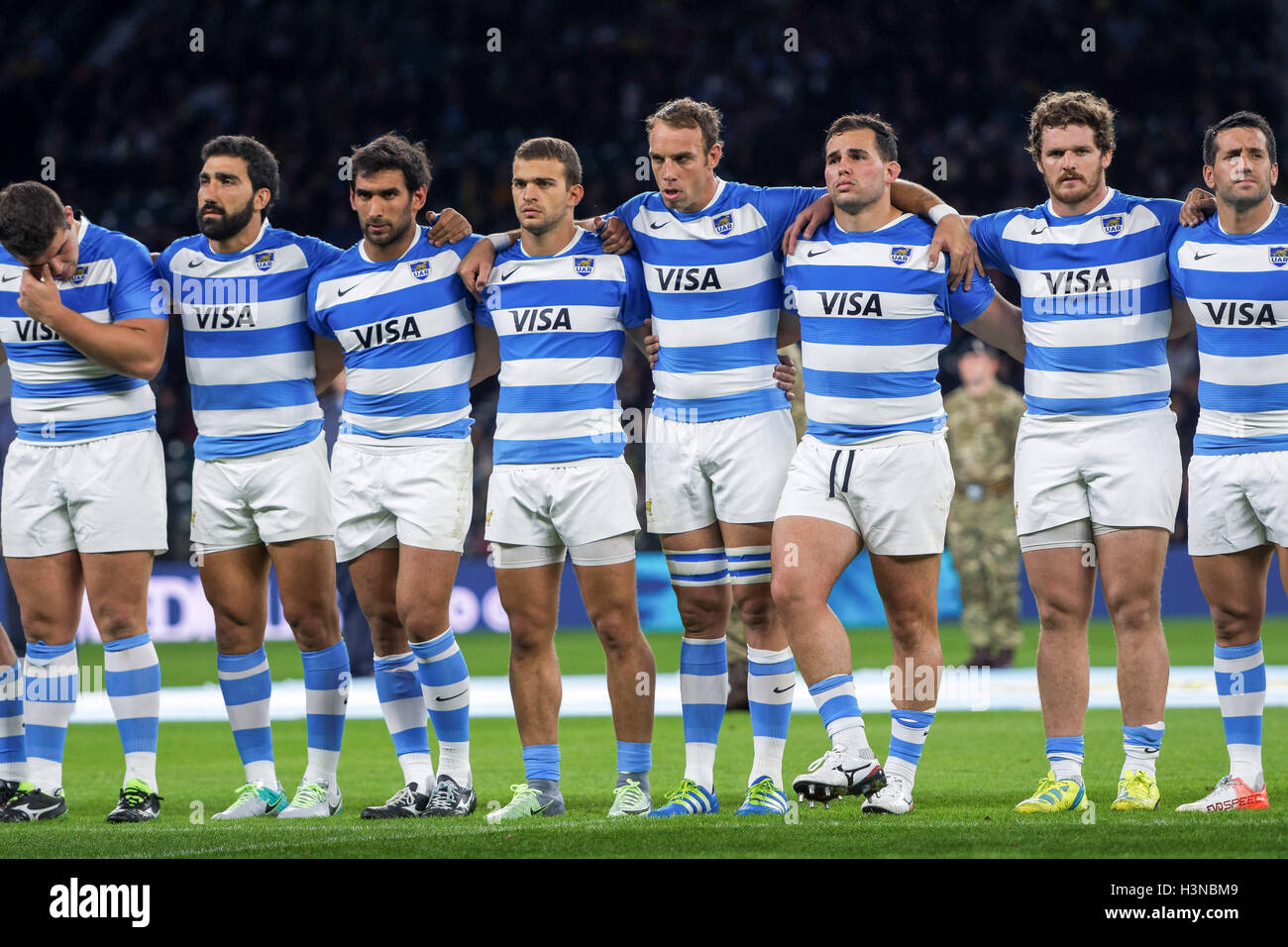 The Argentinian Pumas lineup for the national anthem before the Rugby Championship rugby union test match between Argentian Pumas and Australian Wallabies. Australia won the first match 33-21 at Twickenham Stadium in London, United Kingdom. 08 October, 2016. © Hugh Peterswald/Alamy Live News Stock Photo
