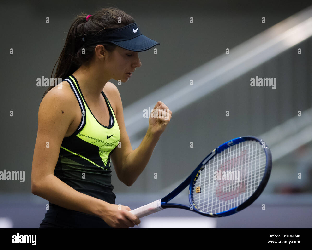 Linz, Austria. 10 October, 2016. Oceane Dodin in action at the 2016 Generali Ladies Linz WTA International tennis tournament Credit:  Jimmie48 Photography/Alamy Live News Stock Photo