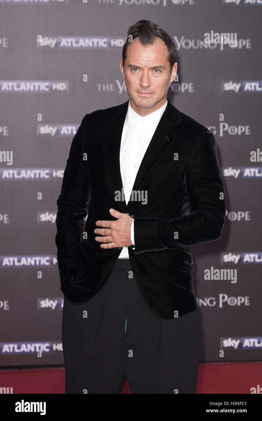 Rome, Italy. 9th Oct, 2016. Jude Law attends 'The Young Pope' premiere at The Space Cinema Moderno on October 9, 2016 in Rome, Italy. | Verwendung weltweit © dpa/Alamy Live News Stock Photo