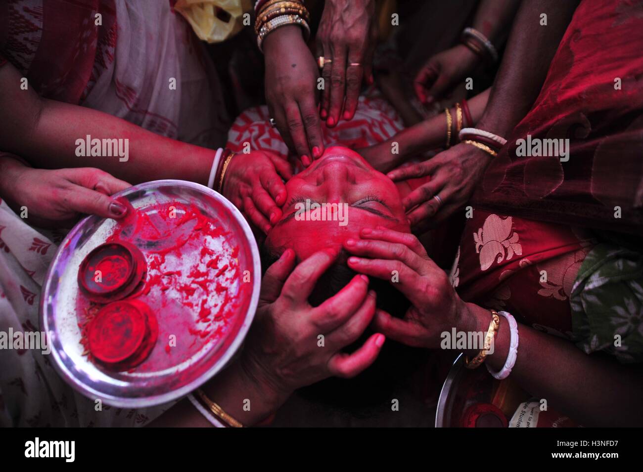 Sindhara Rituals Allahabad, Uttar Pradesh, india. 11th Oct, 2016. Allahabad: Bangali ...