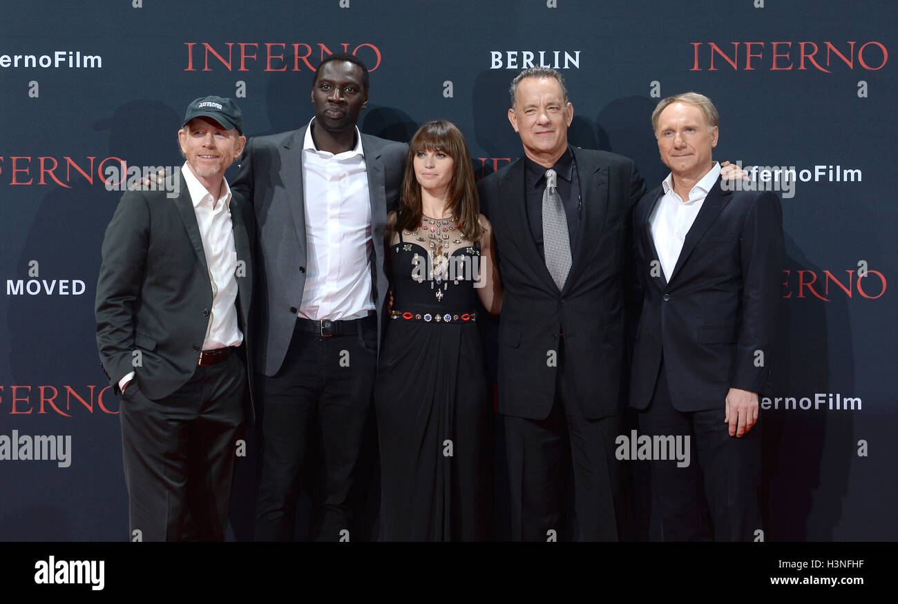 Berlin, Germany. 10th Oct, 2016. The American director Ron Howard (L-R), the French actor Omar Sy, the British actress Felicity Jones, the American actor Tom Hanks and the American author Dan Brown pose at the German premiere of the film 'Inferno' in Berlin, Germany, 10 October 2016. The movie launches in Germany theatres on the 13 October 2016. Photo: Britta Pedersen/dpa/Alamy Live News Stock Photo