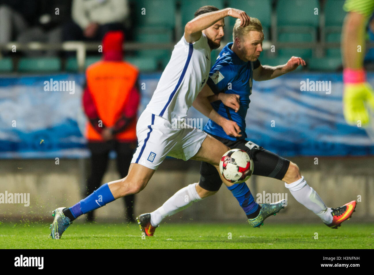 Tallinn, Estonia, 10th October 2016. Ats Purje (R) of Estonia fights for the ball with Kostas Manolas (L) of Greece during the FIFA World Cup 2018 qualifying match between Estonia and Greece Credit:  Nicolas Bouvy/Alamy Live News Stock Photo