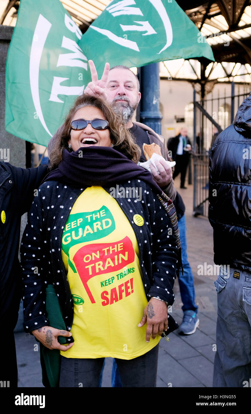 Brighton, UK. 11th October, 2016. The picket line outside Brighton