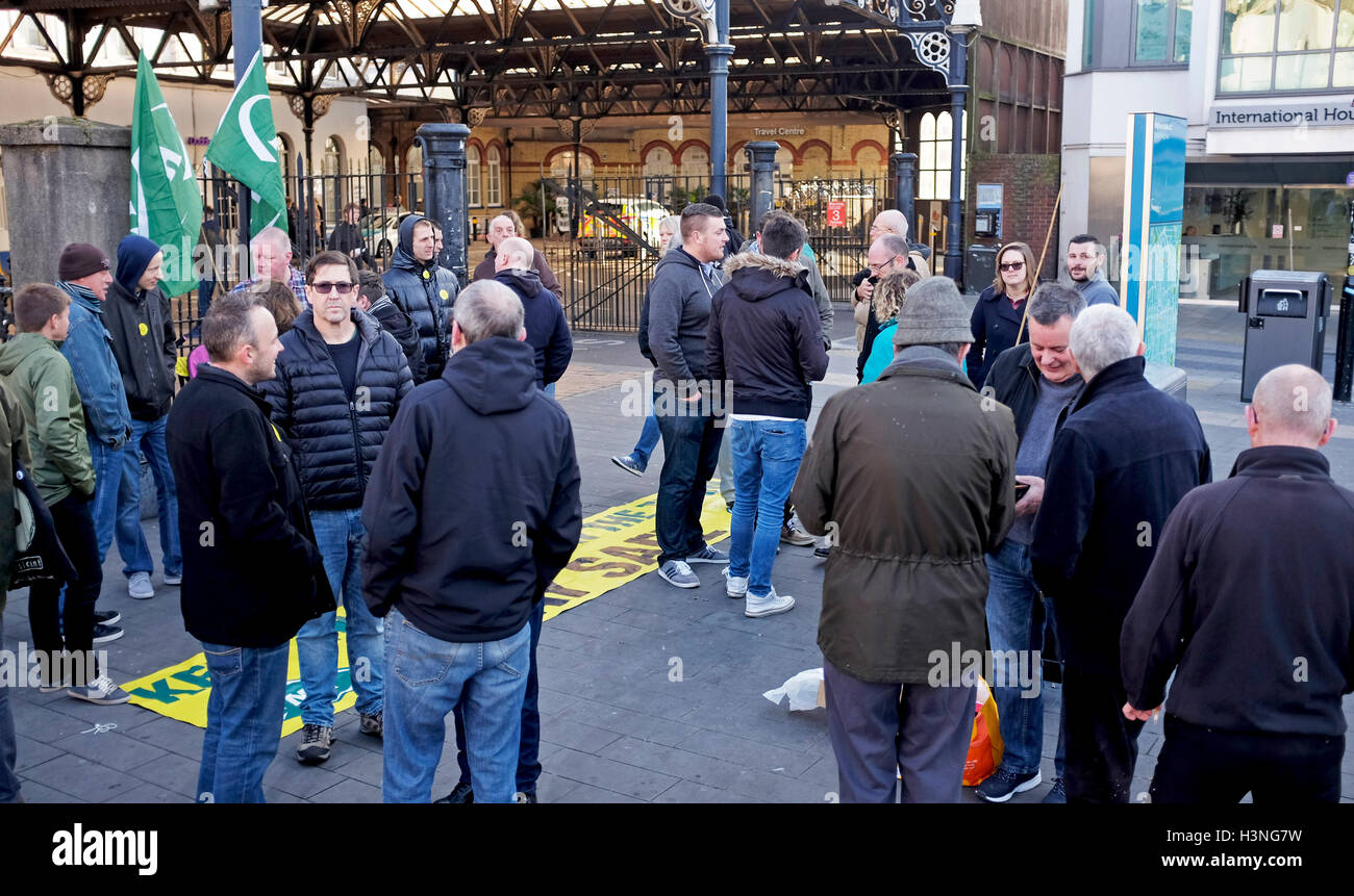 Brighton, UK. 11th October, 2016. The picket line outside Brighton