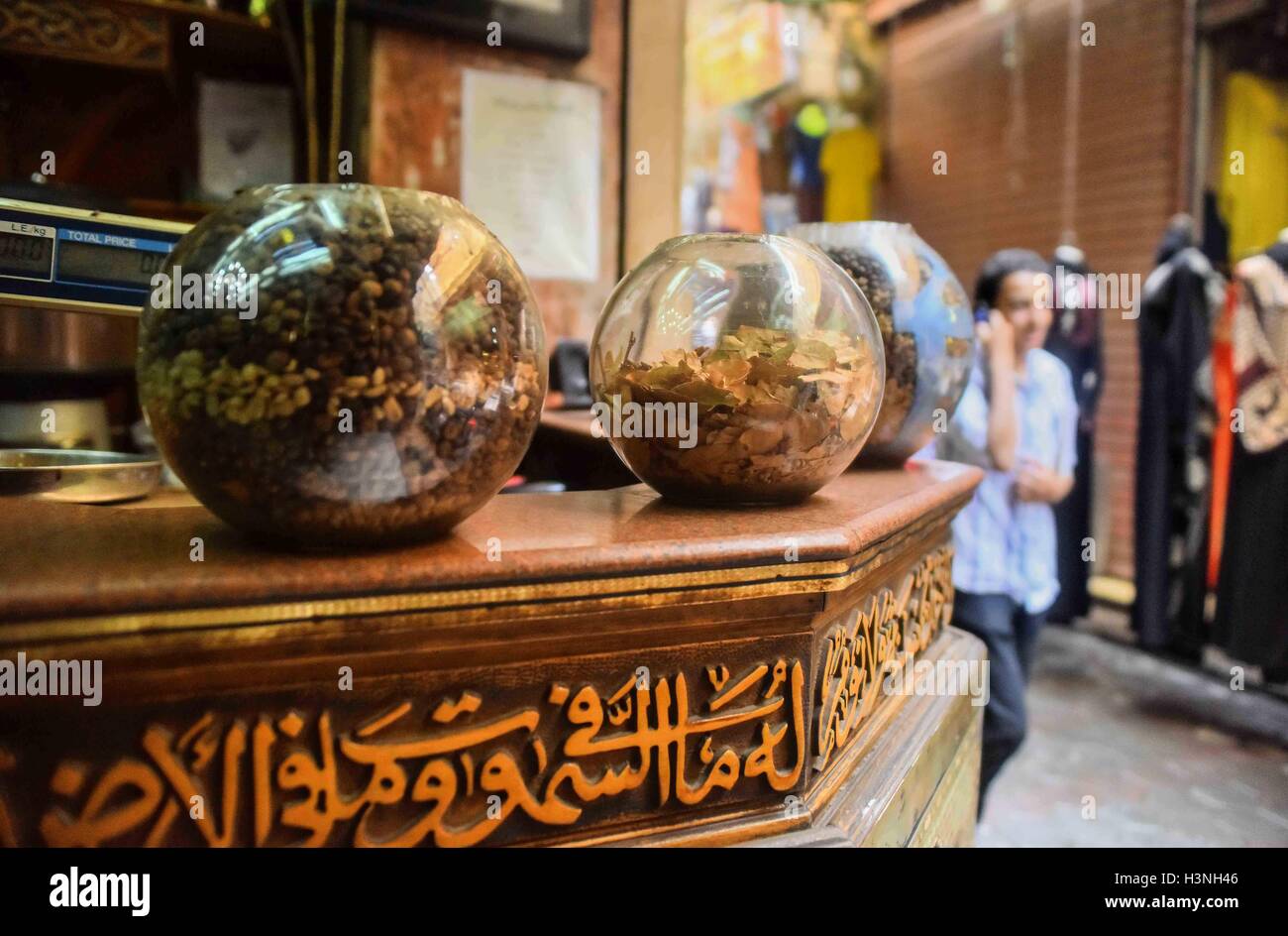 Cairo, Egypt. 11th Oct, 2016. A coffee roastery are seen in a factory