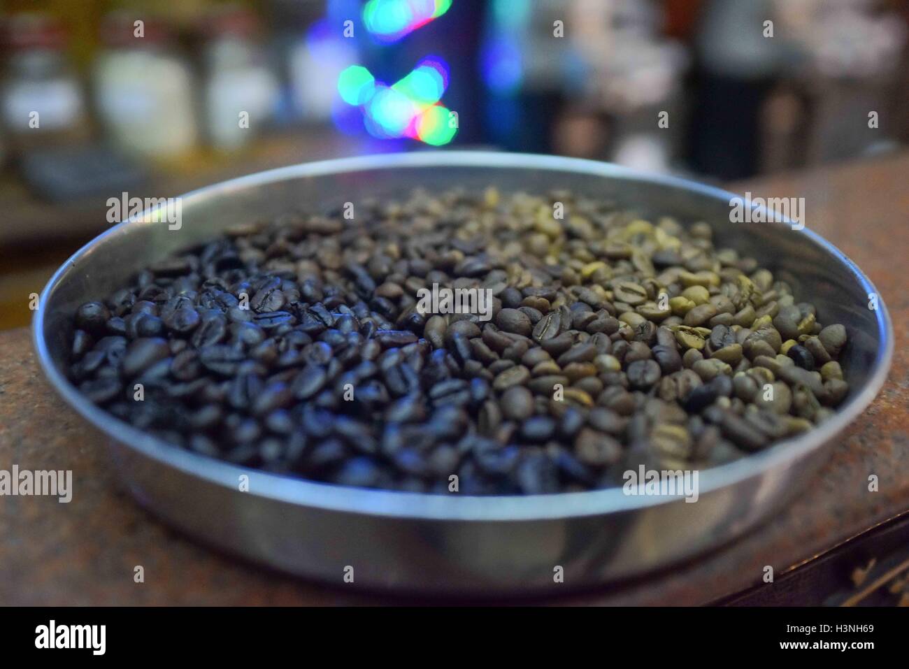 Cairo, Egypt. 11th Oct, 2016. A coffee roastery are seen in a factory