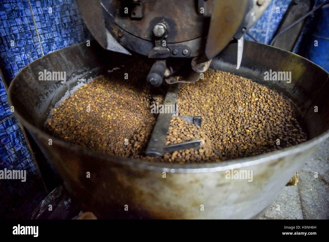 Cairo, Egypt. 11th Oct, 2016. A coffee roastery are seen in a factory