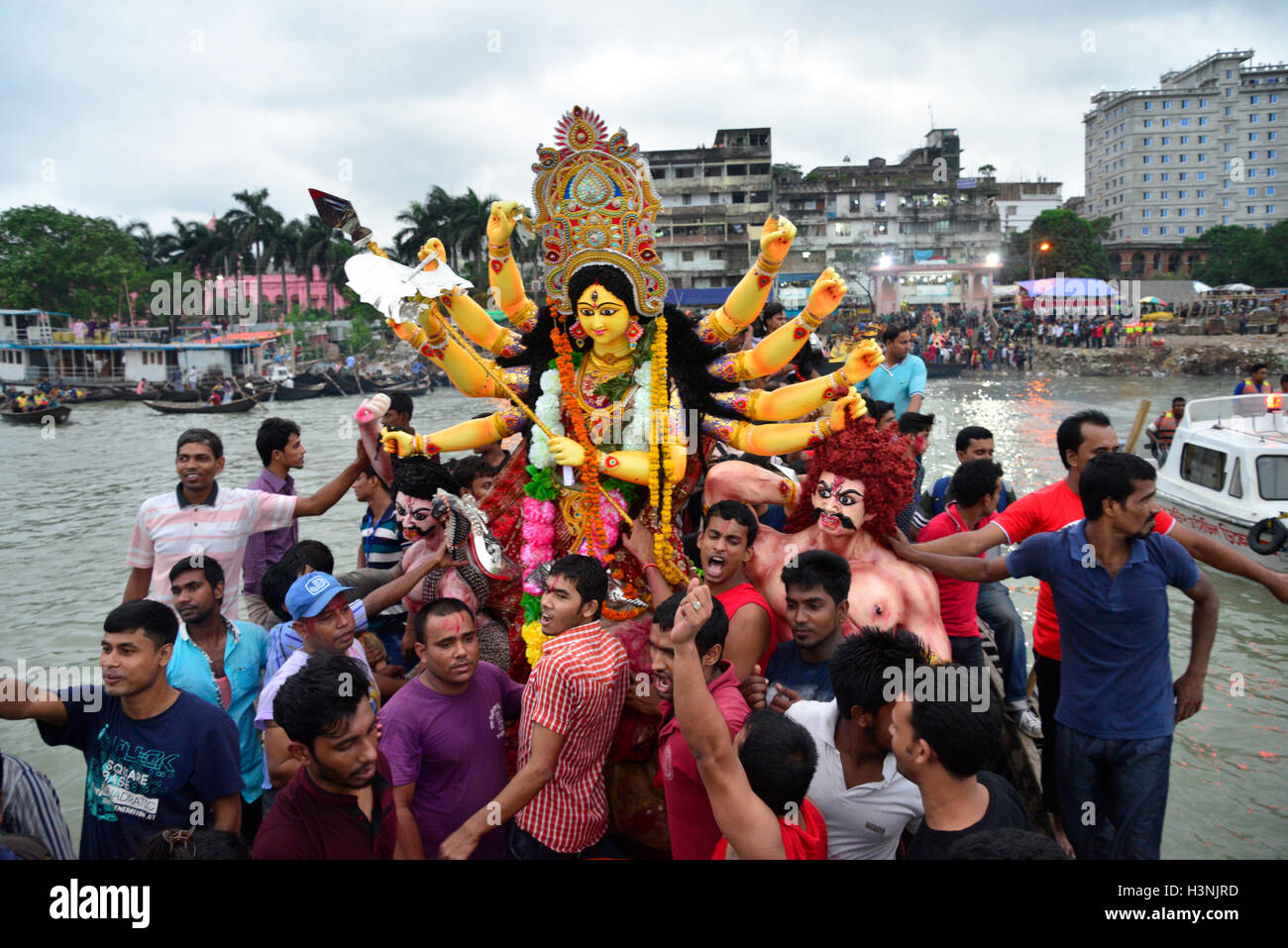 Dhaka, Bangladesh. 11th October, 2016. Bangladeshi Hindu devotees ...