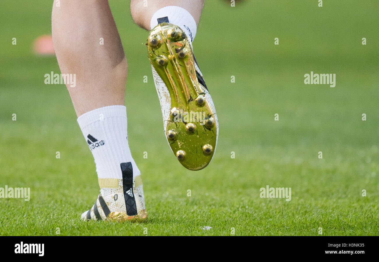 Hanover, Germany. 10th Oct, 2016. German player Mesut Özil can be seen with gold shoe soles during training in the HDI-Arena in Hanover, Germany, 10 October 2016. The German national soccer team will meet for the World Cup qualifier against Northern Ireland in Hannover on 11 October 2016. Photo: JULIAN STRATENSCHULTE/DPA/Alamy Live News Stock Photo