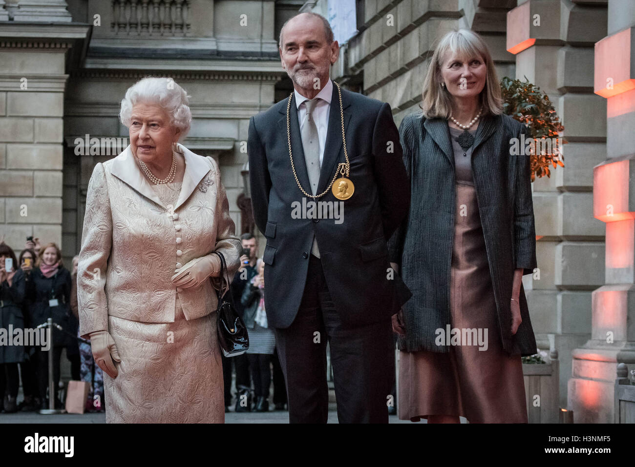 London, UK. 11th October, 2016. The Queen attends awards ceremony at the Royal Academy of Arts Credit:  Guy Corbishley/Alamy Live News Stock Photo