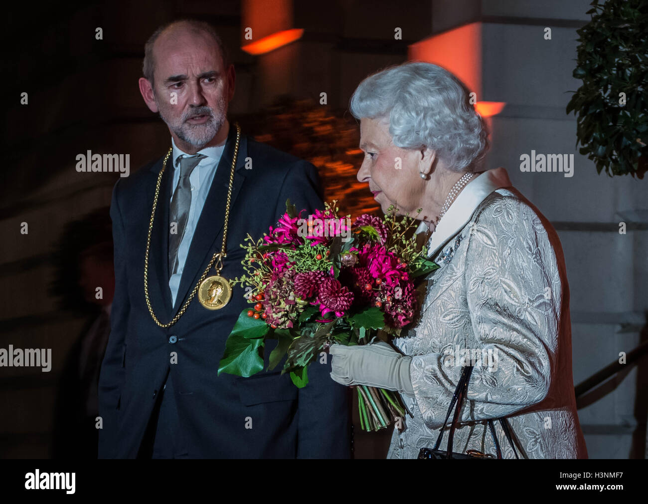 London, UK. 11th October, 2016. The Queen attends awards ceremony at the Royal Academy of Arts Credit:  Guy Corbishley/Alamy Live News Stock Photo
