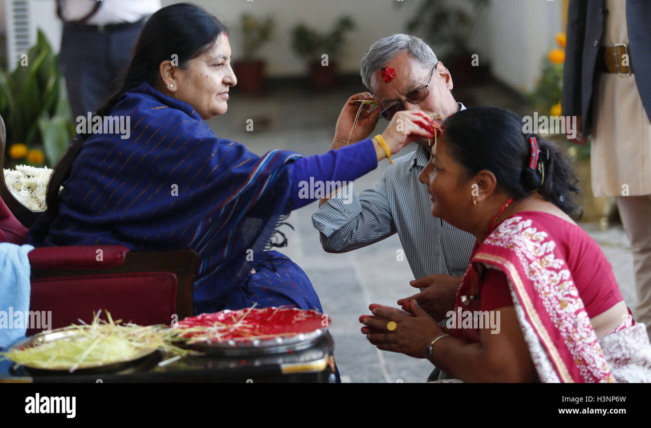 Kathmandu, Nepal. 11th Oct, 2016. Nepalese President Bidhya Devi Bhandari (L) offers Tika, coloured powder and rice used as a blessing, to a woman during the Dashain festival at the presidential residence in Kathmandu, Nepal, Oct. 11, 2016. Hindus in Nepal celebrate victory over evil during Dashain Festival by worshipping the Goddess Durga as well as other gods and goddesses. © Sunil Sharma/Xinhua/Alamy Live News Stock Photo