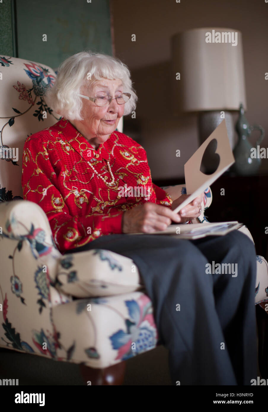Woman reading greeting card hi-res stock photography and images - Alamy