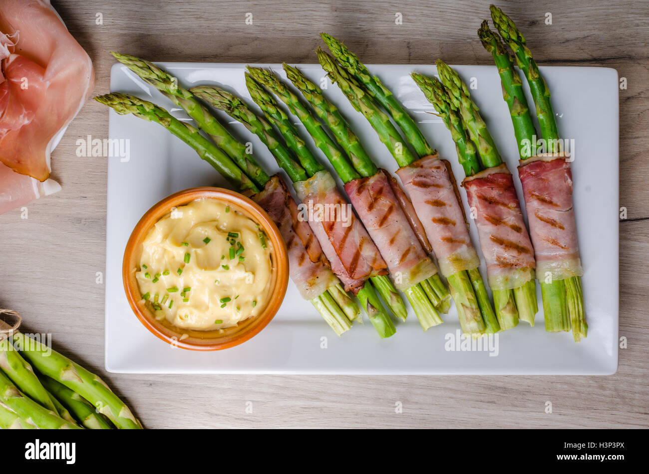 Блюда со спаржей и беконом ресторан. Закуска из спаржи с беконом. Спаржа в ресторане. Спаржа в беконе. Спаржа на гриле.