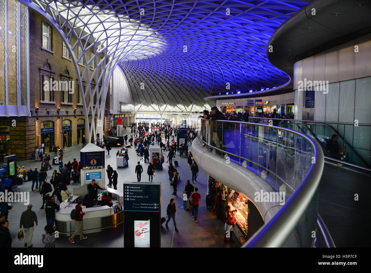 Kings Cross Station's modern concourse Stock Photo - Alamy