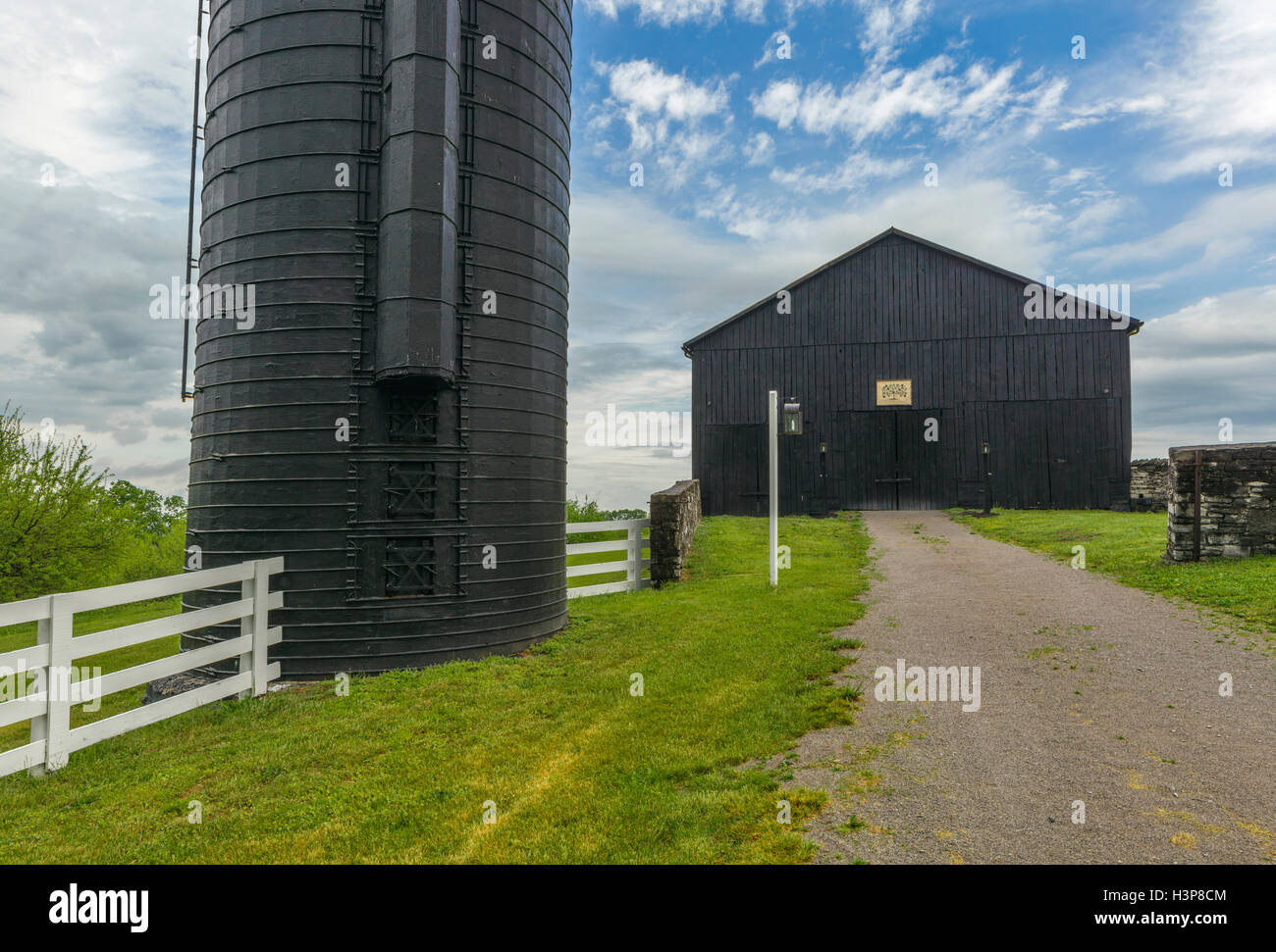 Harrodsburg kentucky view barn silo hires stock photography and images