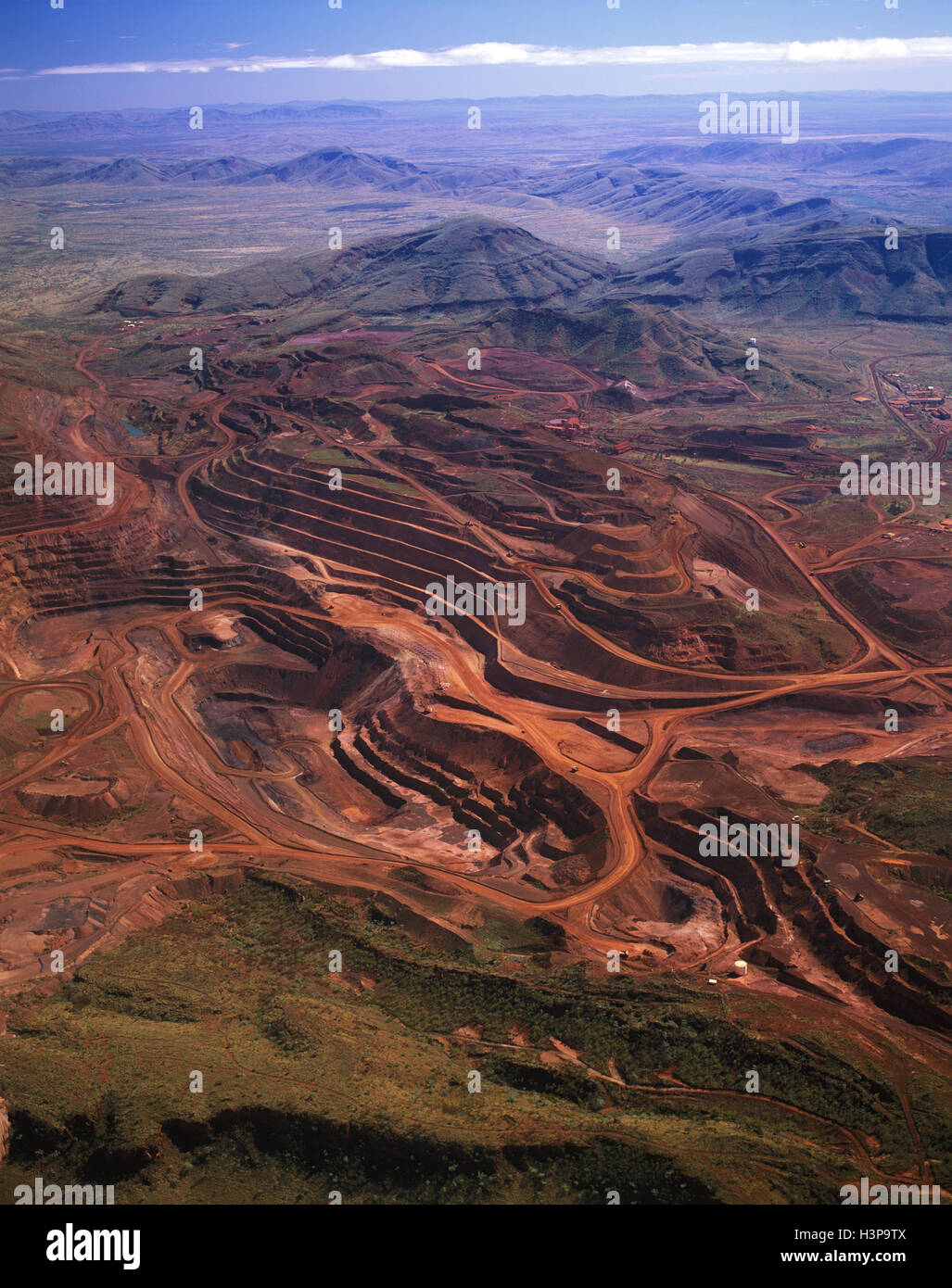 Tom Price open-cut iron ore mine Stock Photo - Alamy