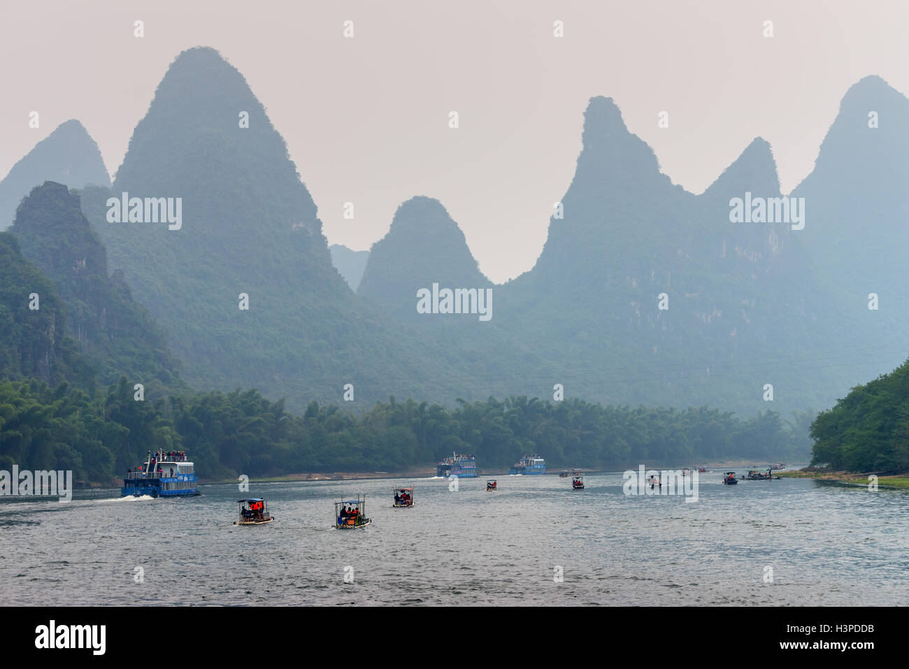 tourist boats travels the magnificent scenic route along the Li river from Guilin to Yangshuo Stock Photo