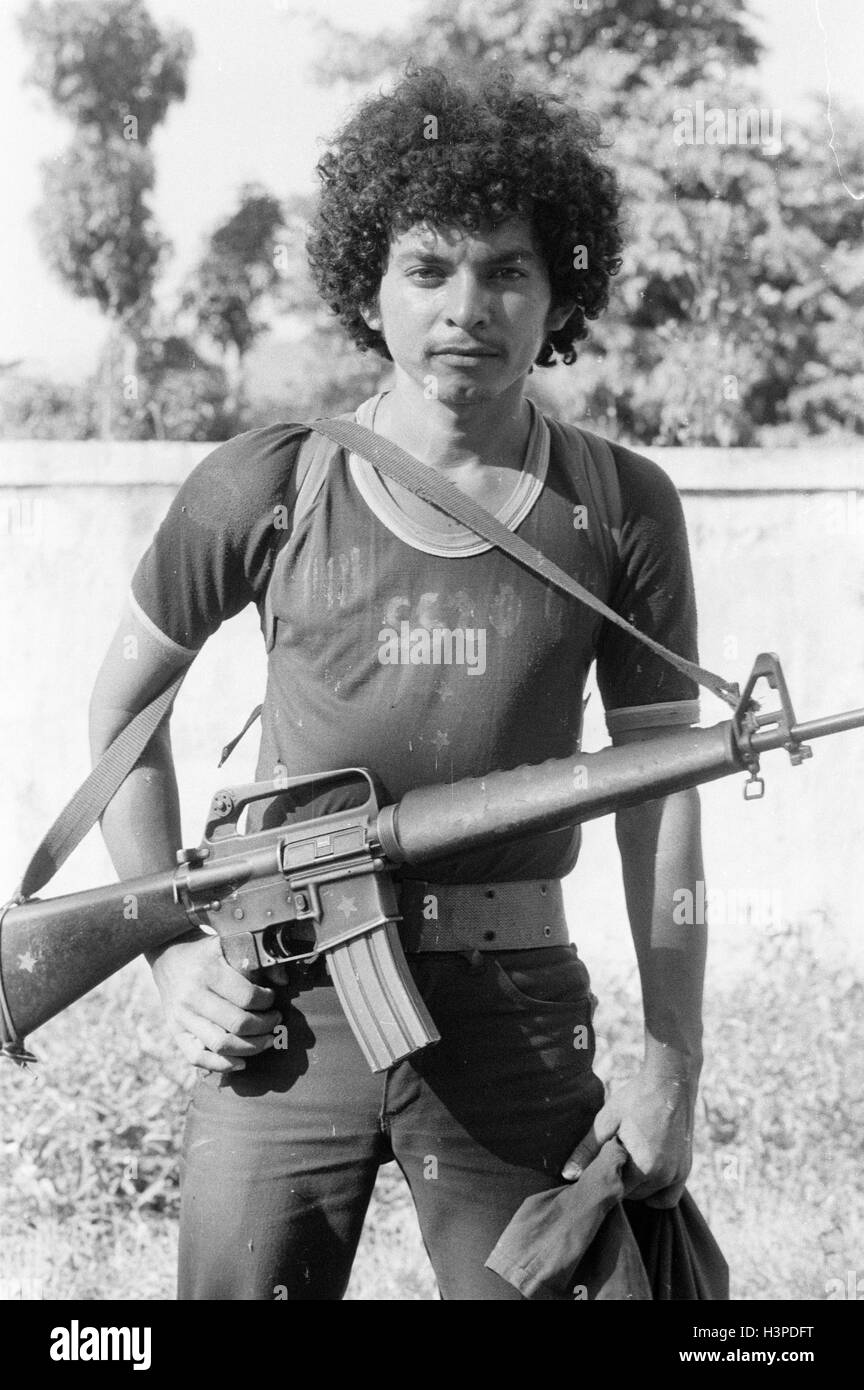 CHALATENANGO,   EL SALVADOR, FEB 1984: - Within the FPL Guerrilla's Zones of Control - An FPL fighter, one of a group gathered for an offensive. Stock Photo