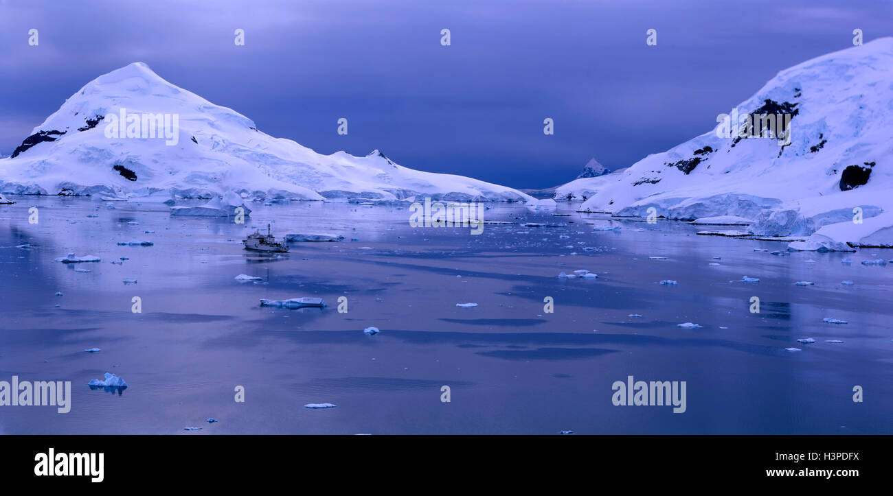 Antarctic cruise boat in Paradise Harbour (Bay) Stock Photo
