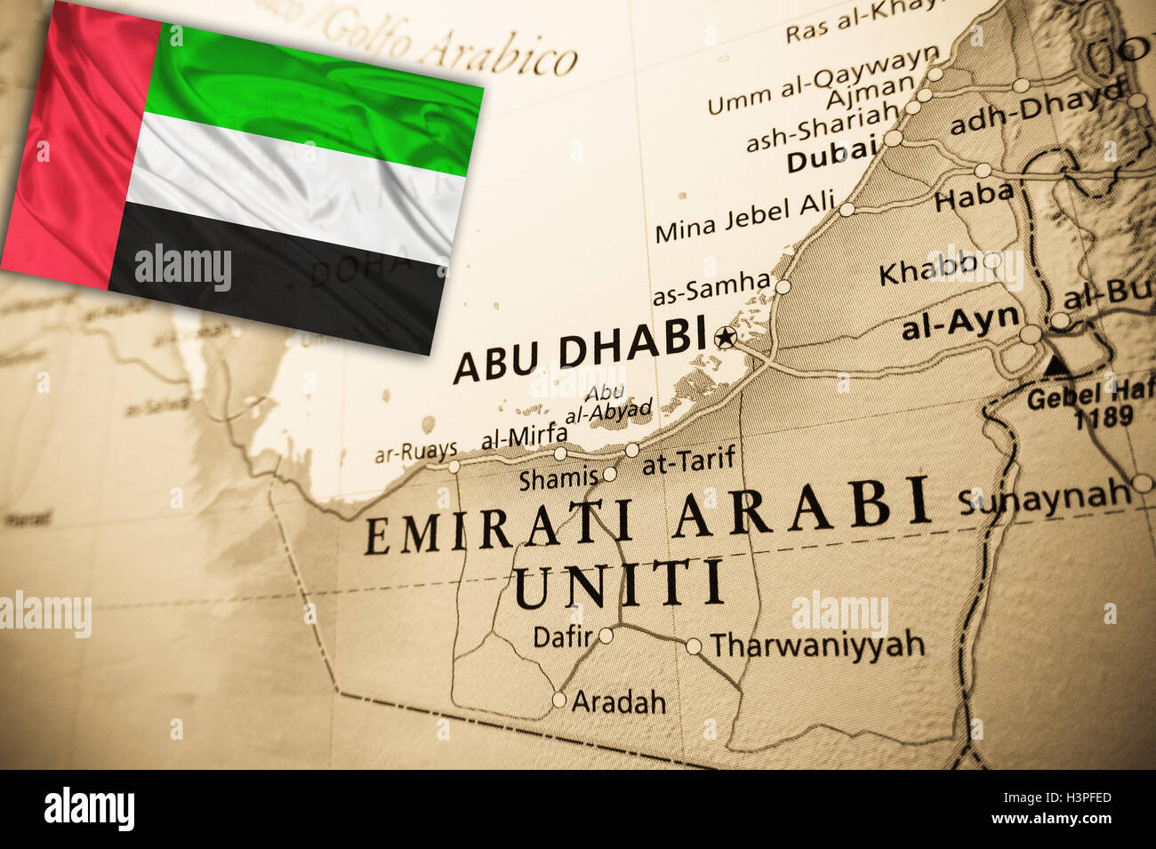 Объединенные арабские на английском. Флаг ОАЭ. Флаг арабских Эмиратов. ОАЭ на карте с флагом. Флаг Дубая.