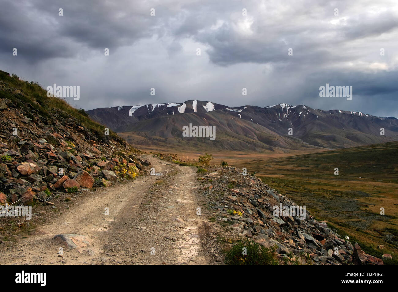Extreme Rocky Road In A Mountain Valley To The Pass In Cloudy Weather On The Background Of Snowy Mountain Ranges Plateau Ukok Stock Photo Alamy Extreme Rocky Road In A Mountain Valley To The Pass In Cloudy Weather On The Background Of Snowy Mountain Ranges Plateau Ukok Stock Photo Alamy