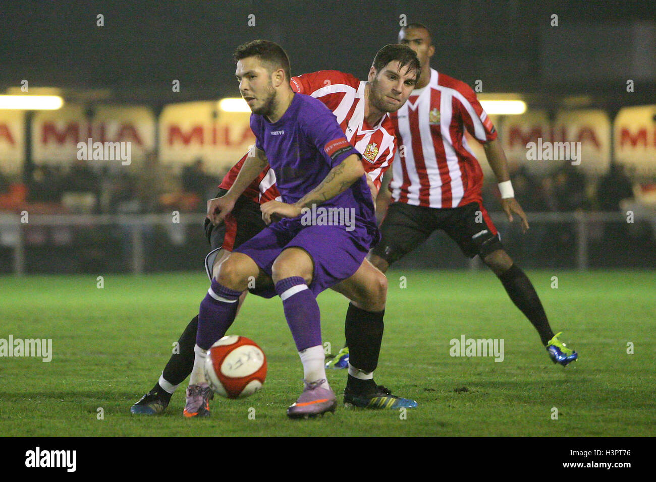 Ronnie Fletcher of Hornchurch tangles with Paul Vines of Carshalton