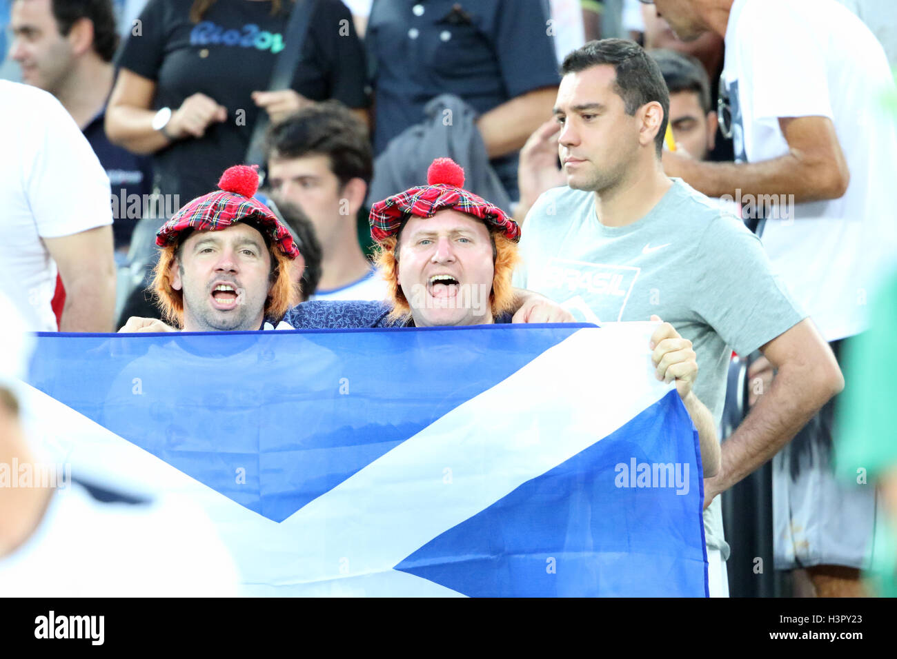 Scottish fans holding a altar flag and wearing 'See you Jimmy' bunnets and wigs at the Andy Murray Tennis final at the Rio Olympics Stock Photo
