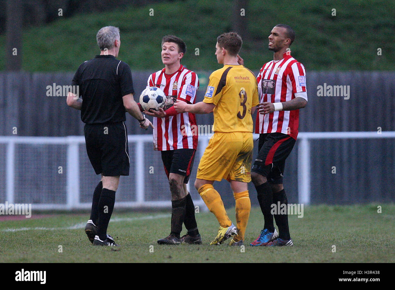 James Love Of Hornchurch Protests To Referee Sannerdude - AFC ...