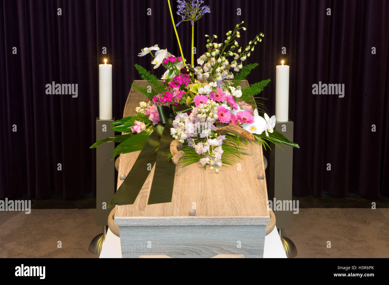 A coffin with flower arrangement in a morgue Stock Photo