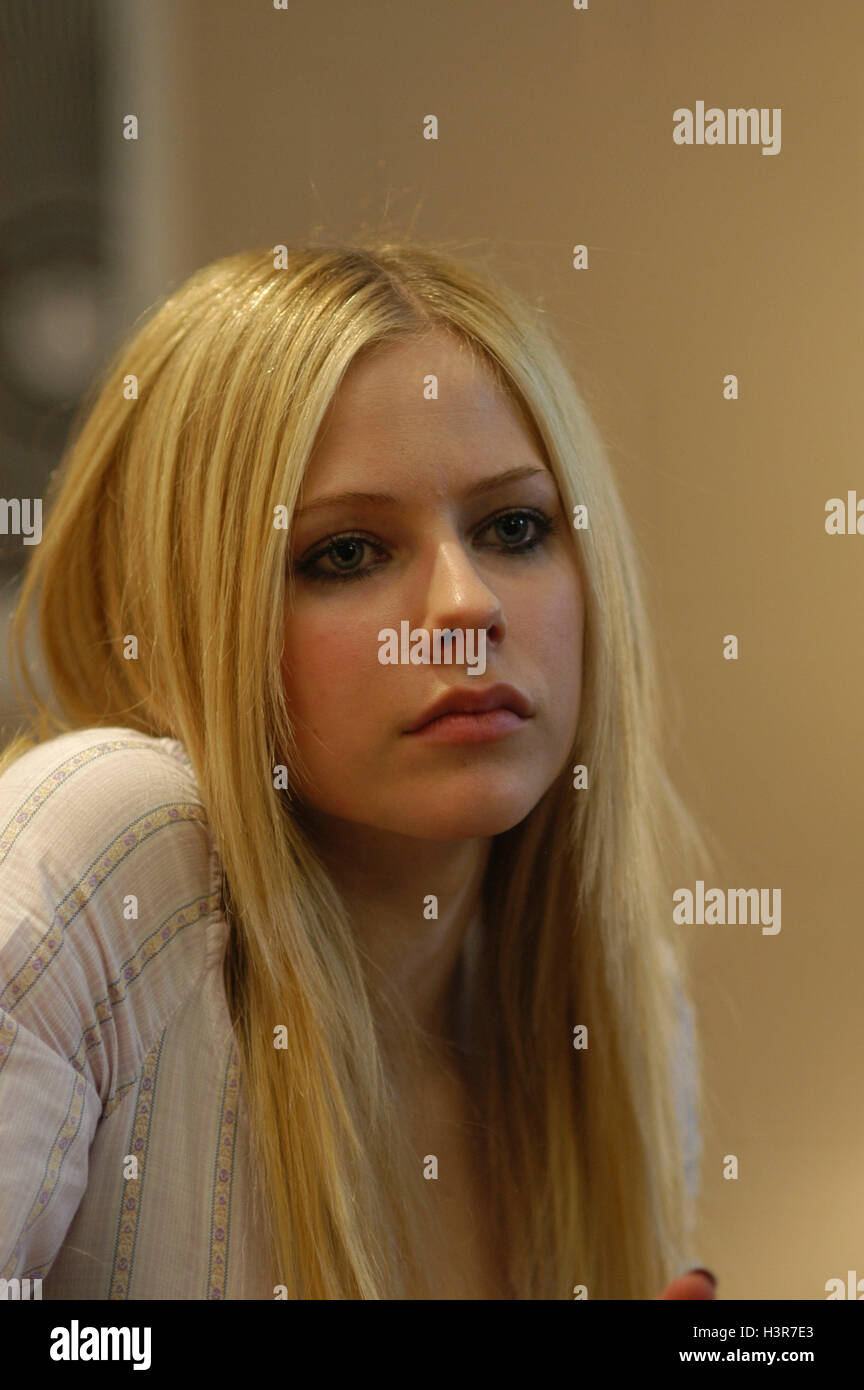 AVRIL LAVIGNE OVER THE HEDGE. PREMIERE WESTWOOD LOS ANGELES USA 30 April  2006 Stock Photo - Alamy