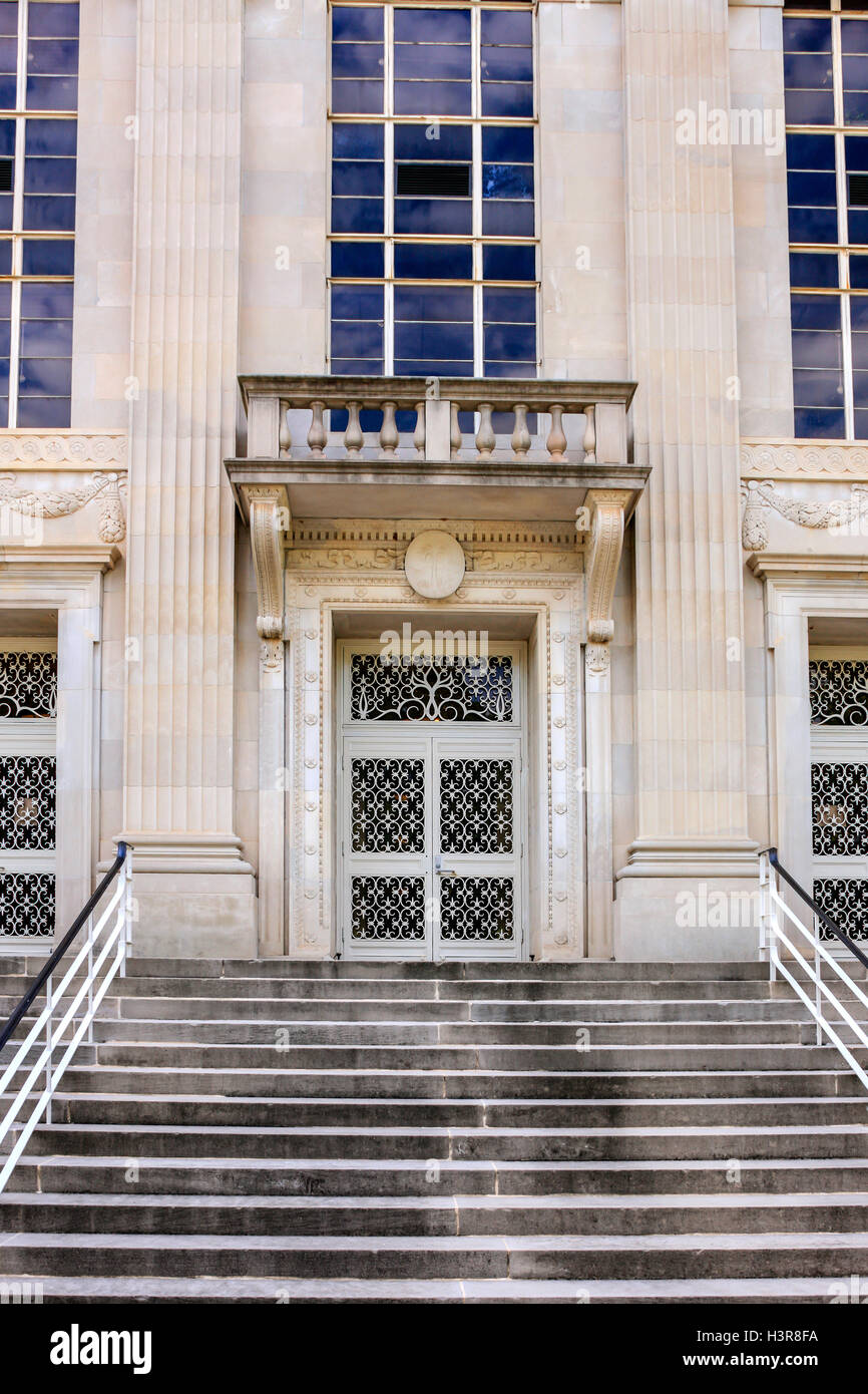 The entrance to the South Carolina Court of Appeals building in the
