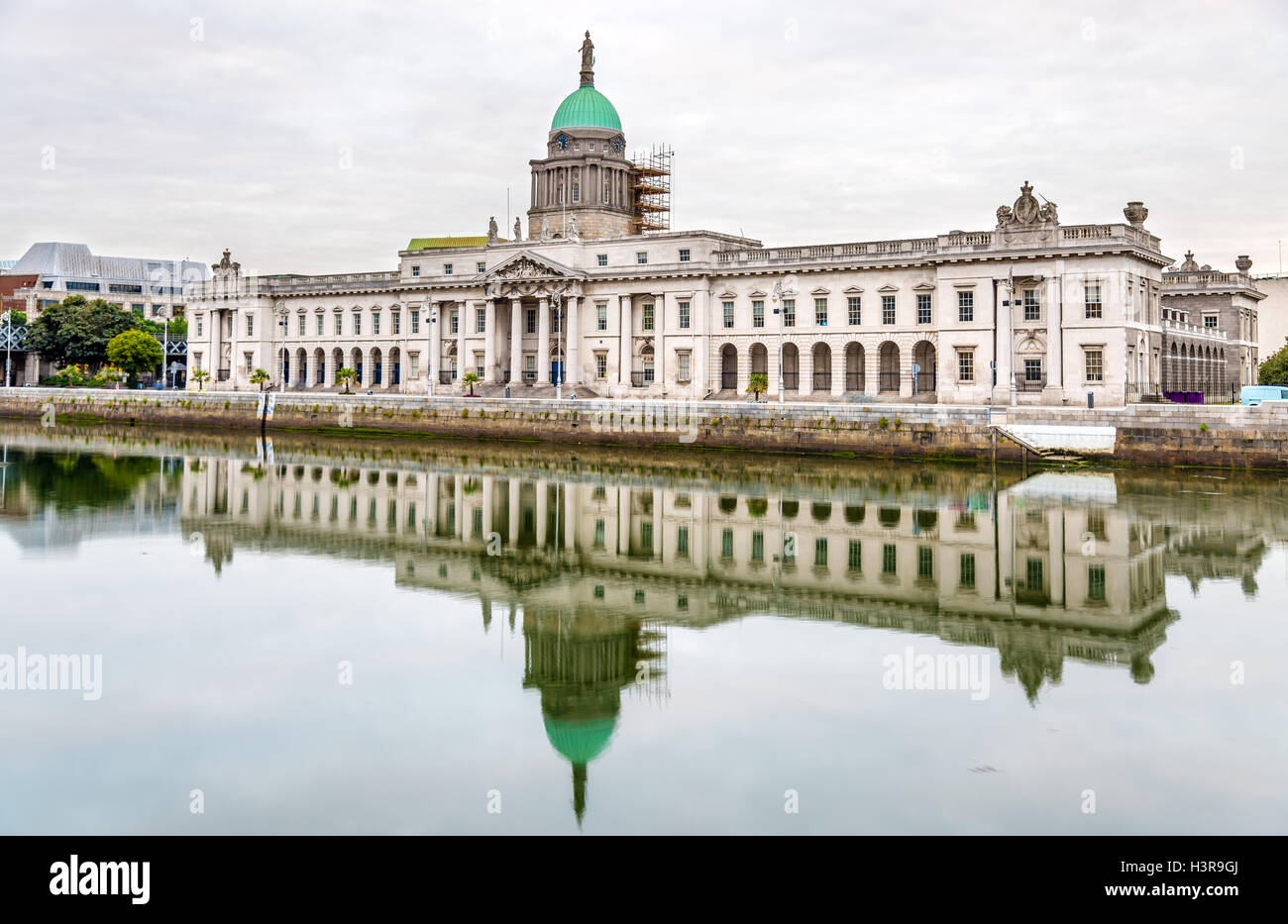 View of the Custom House, a neoclassical building in Dublin Stock Photo