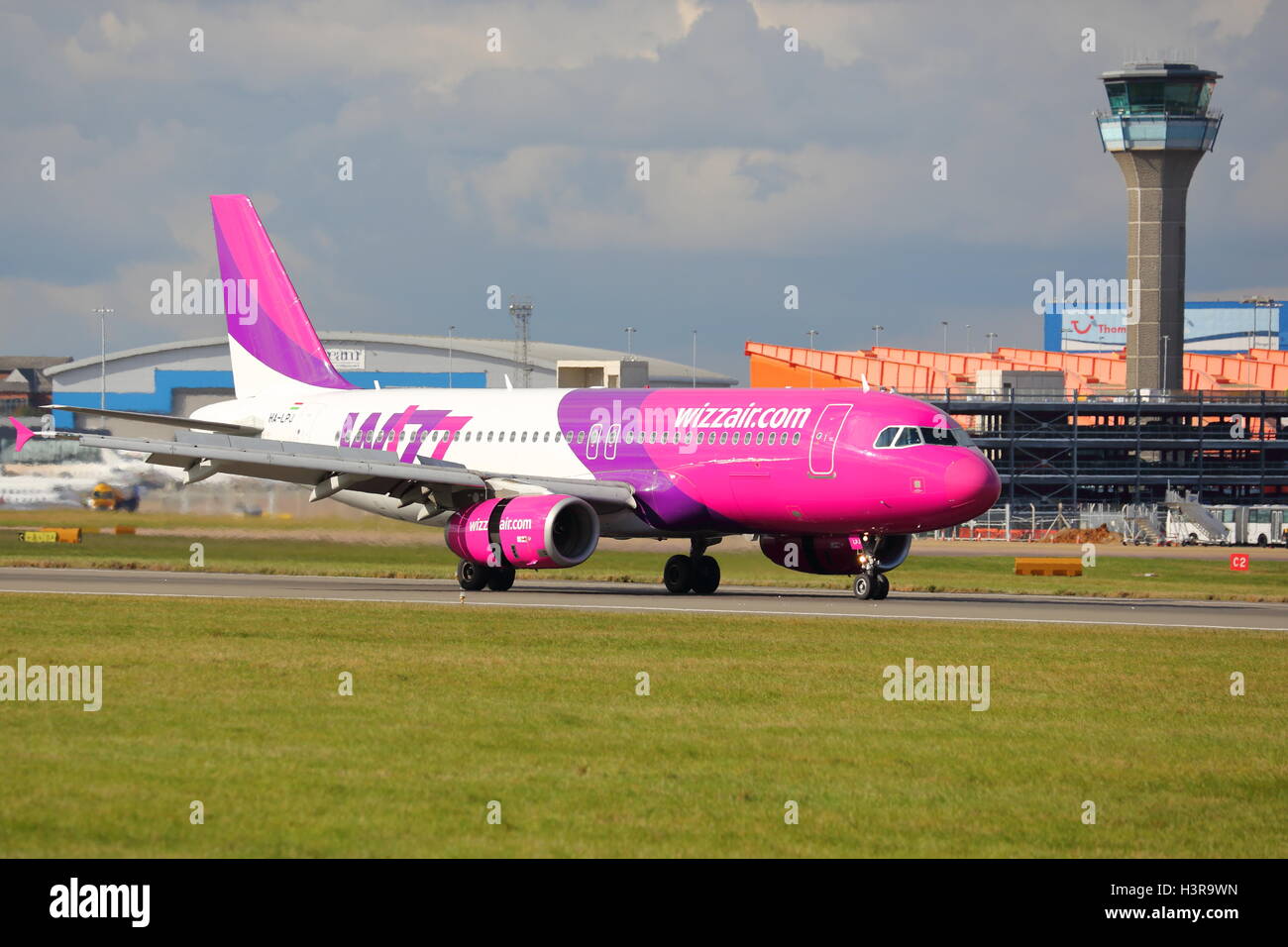 Wizz Air Airbus A320-200 HA-LPJ landing at Luton Airport, UK Stock ...